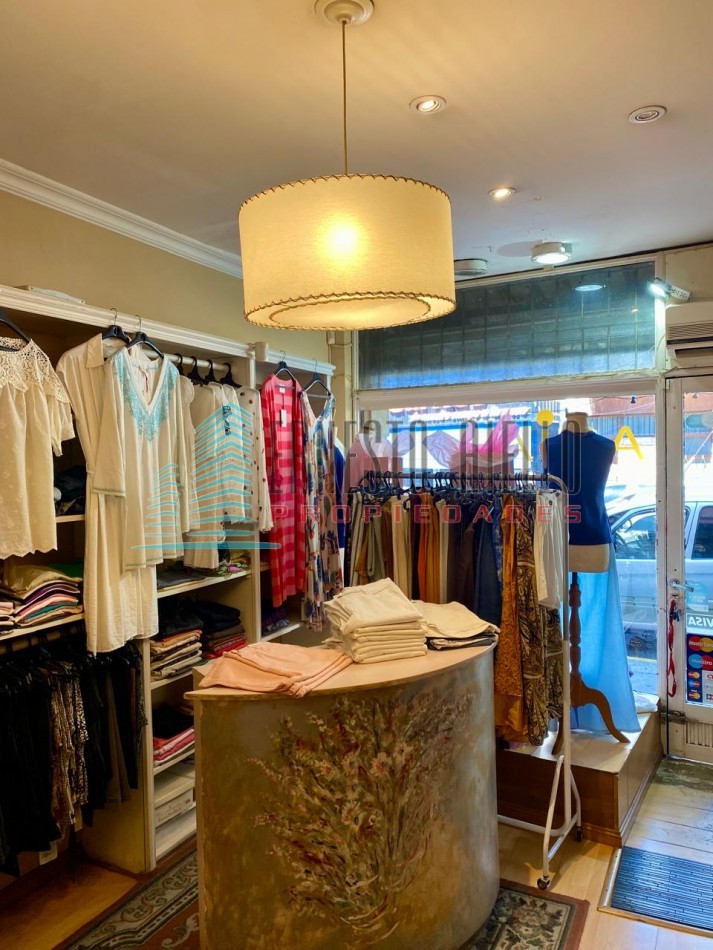 A. VENTA FONDO DE COMERCIO ROPA FEMENINA- EXCELENTE UBICACION BERNAL