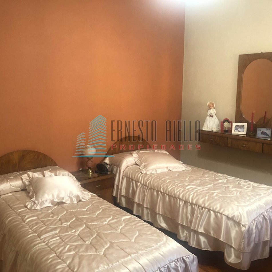 Excelente Casa con Cochera - Piscina en Quilmes Oeste - Apta Credito