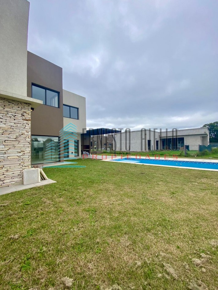 A. ALQUILER Impecable Casa en 4 ambientes con  Piscina