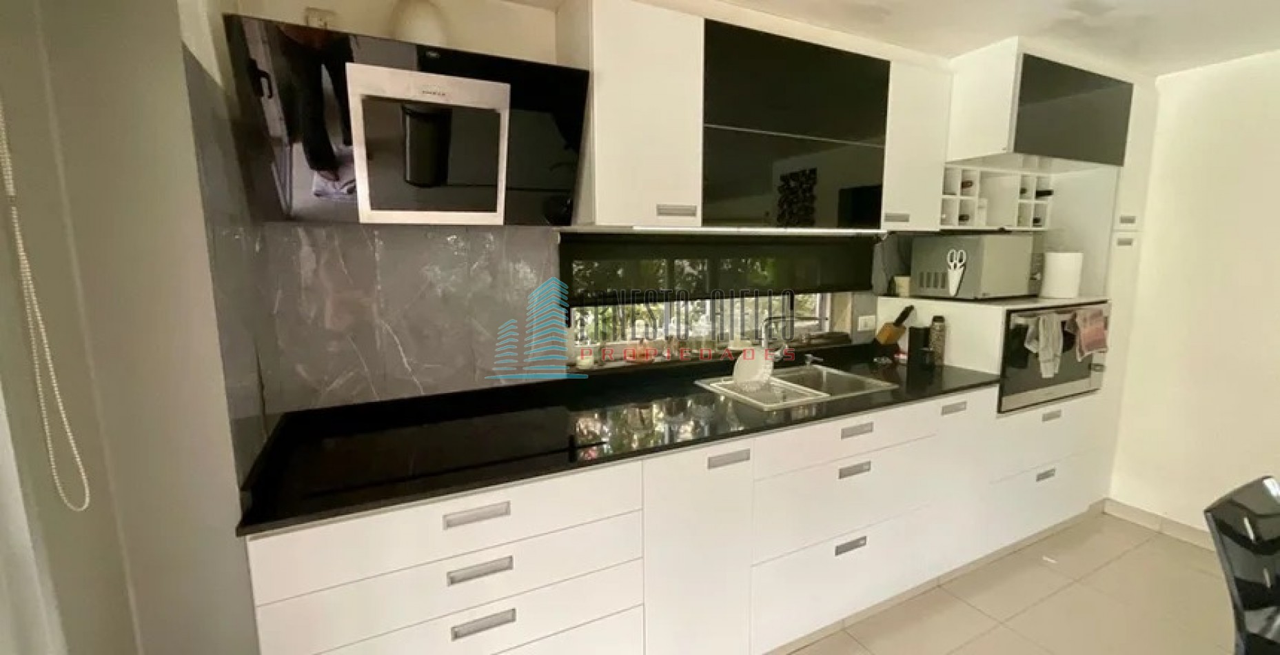 A. Impecable Casa en Venta en Barrio Las Acacias con Piscina