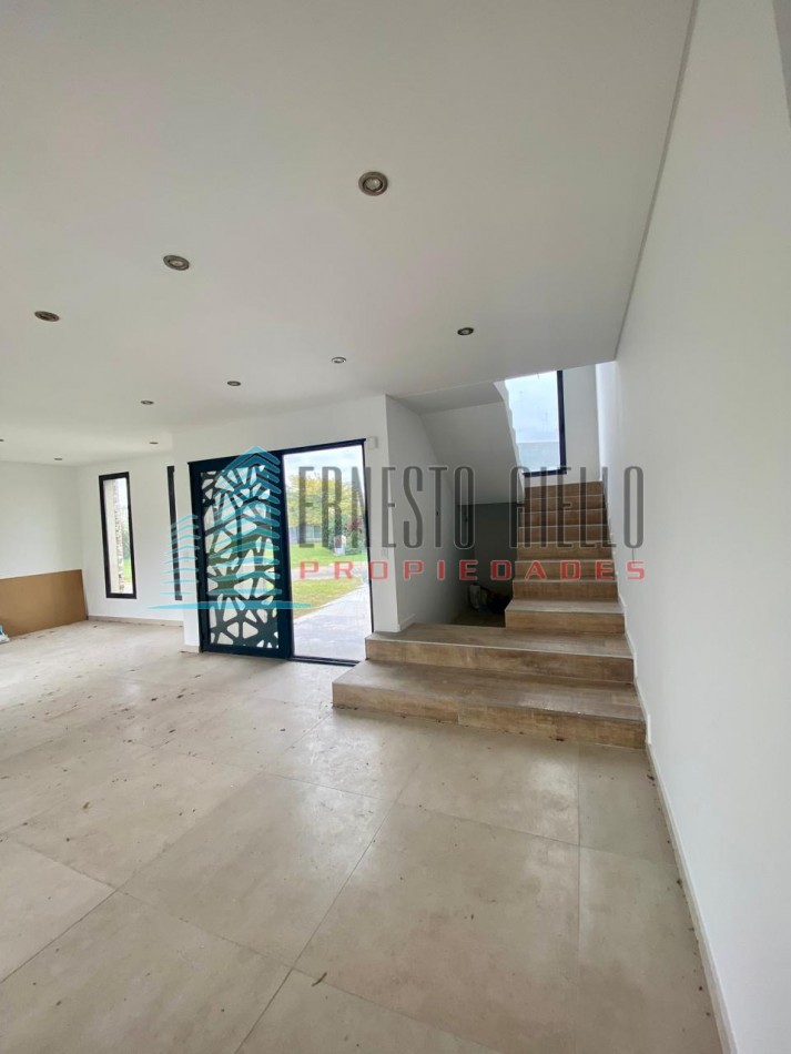 A. ALQUILER Impecable Casa en 4 ambientes con  Piscina