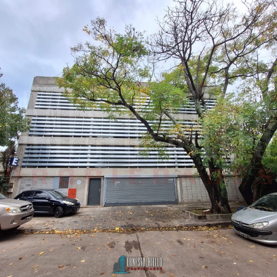 VENTA DE COMODA COCHERA EN SEGUNDO PISO EN QUILMES CENTRO.