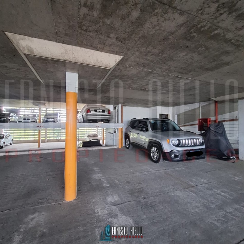 VENTA DE COMODA COCHERA EN SEGUNDO PISO EN QUILMES CENTRO.