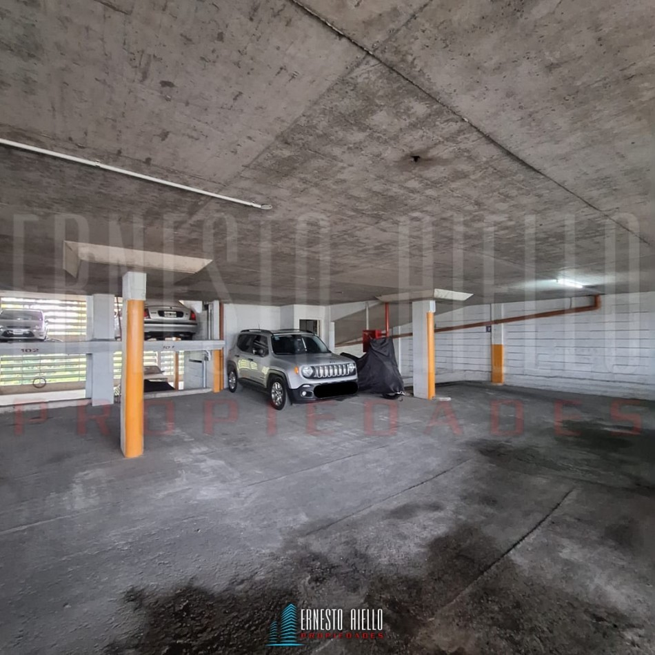 VENTA DE COMODA COCHERA EN SEGUNDO PISO EN QUILMES CENTRO.