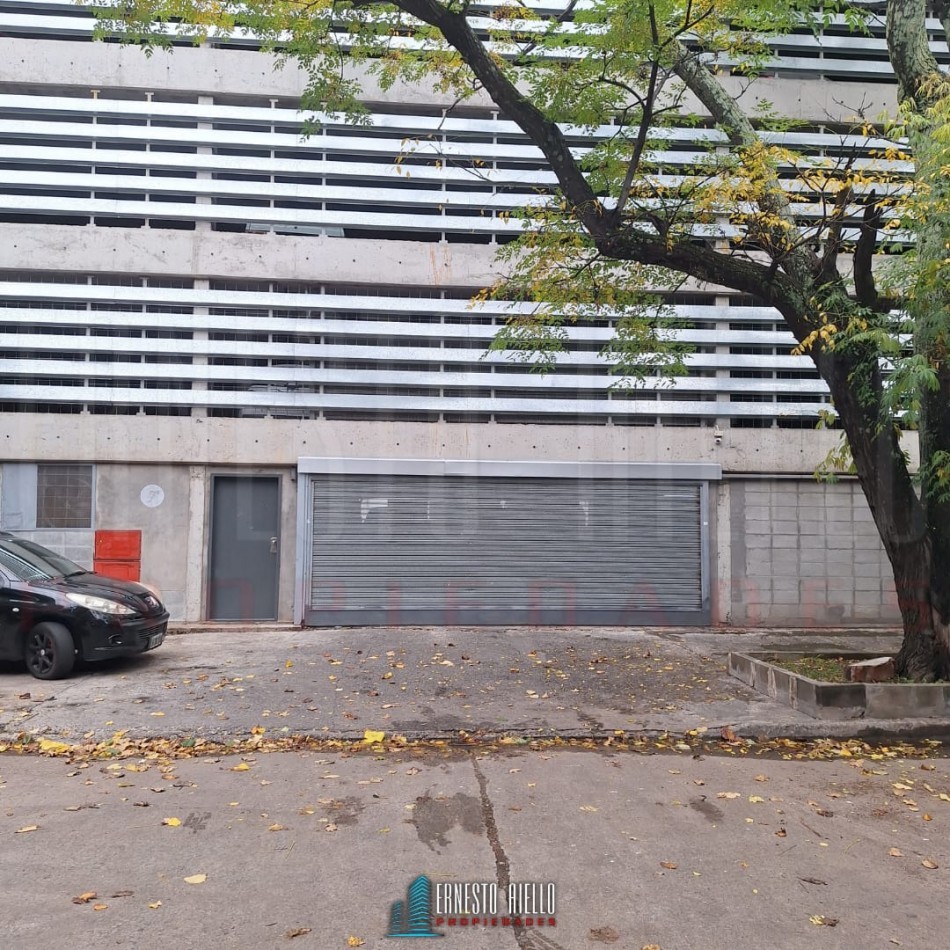 VENTA DE COMODA COCHERA EN SEGUNDO PISO EN QUILMES CENTRO.