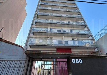 ALQUILER DEPARTAMENTO 2 AMBIENTES CON COCHERA DESCUBIERTA Y BALCON CON PARRILLA, QUILMES CENTRO.