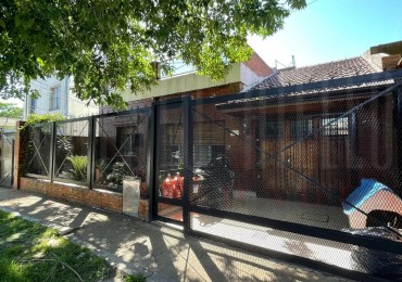 VENTA CASA DE 3 / 4 AMBIENTES CON COCHERA DOBLE, PARRILLA Y PARQUE.