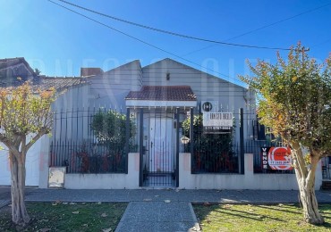 VENTA CASA DE 3 AMBIENTES CON COCHERA, PARQUE Y PILETA, EZPELETA.