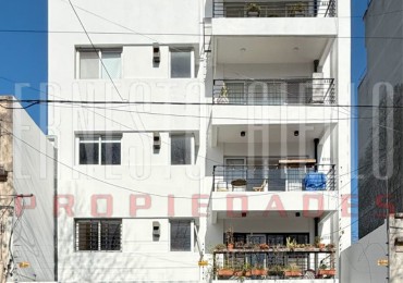 VENTA PISO DE TRES AMBIENTES CON COCHERA DESCUBIERTA AL FRENTE.