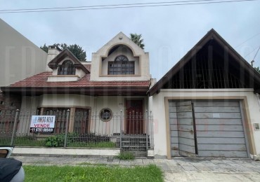 VENTA CASA DE TRES AMBIENTES MAS ESTUDIO CON POTENCIAL REAL DE HACER MAS DORMITORIOS, COCHERA PARA VARIOS VEHICULOS. EZPELETA OESTE.