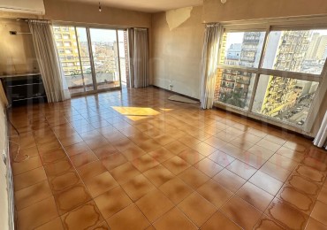 ALQUILER GRAN SEMIPISO DE 3 AMBIENTES CON COCHERA CUBIERTA, SUP TOT: 98M², DOBLE BALCON Y HERMOSAS VISTAS. 