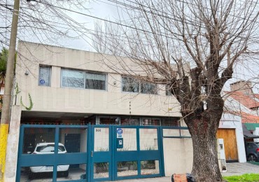 ALQUILER HERMOSA CASA DE 4 AMBIENTES Y ESTUDIO CON PATIO Y COCHERA EN QUILMES CENTRO.