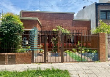 A. VENTA Impecable PH Tres Ambientes con Cochera - Excelente Ubicacion