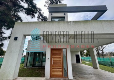 CASA EN VENTA CUATRO AMBIENTES CON PISCINA