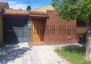 A. VENTA Casa tres ambientes gran terreno con casa pequeña atras - Bernal Oeste