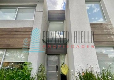 A. Impecable Casa en Venta en Barrio Las Acacias con Piscina