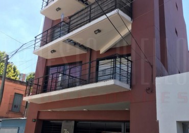 ALQUILER DEPARTAMENTO 2 AMBIENTES CON COCHERA CUBIERTA Y BALCON. BERNAL ESTE.